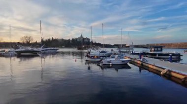 SOZOPOL, BULGARIA - 14 Aralık 2024: Bulgaristan 'ın Burgaz Bölgesi Sozopol limanının günbatımı manzarası