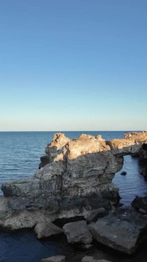 Bulgaristan 'ın Dobrich Bölgesi' ndeki Tyulenovo köyü yakınlarındaki Karadeniz kıyılarının gün batımı manzarası