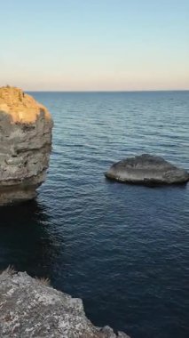 Bulgaristan 'ın Dobrich Bölgesi' ndeki Tyulenovo köyü yakınlarındaki Karadeniz kıyılarının gün batımı manzarası