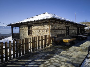 Bulgaristan 'ın Blagoevgrad bölgesindeki Otantik 19. yüzyıl evleriyle Leshten Köyü' nün kış manzarası