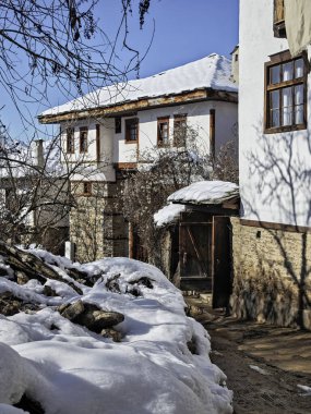 Bulgaristan 'ın Blagoevgrad bölgesindeki Otantik 19. yüzyıl evleriyle Leshten Köyü' nün kış manzarası