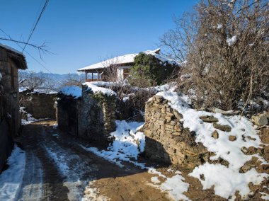 Bulgaristan 'ın Blagoevgrad bölgesindeki Otantik 19. yüzyıl evleriyle Leshten Köyü' nün kış manzarası