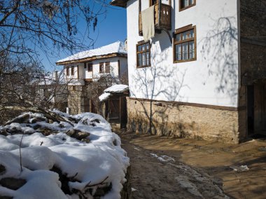 Bulgaristan 'ın Blagoevgrad bölgesindeki Otantik 19. yüzyıl evleriyle Leshten Köyü' nün kış manzarası