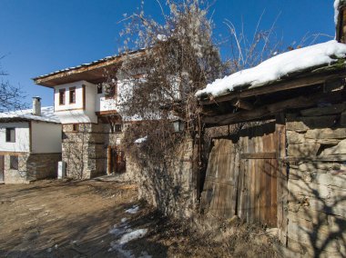Bulgaristan 'ın Blagoevgrad bölgesindeki Otantik 19. yüzyıl evleriyle Leshten Köyü' nün kış manzarası