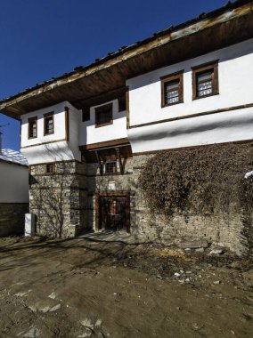 Bulgaristan 'ın Blagoevgrad bölgesindeki Otantik 19. yüzyıl evleriyle Leshten Köyü' nün kış manzarası