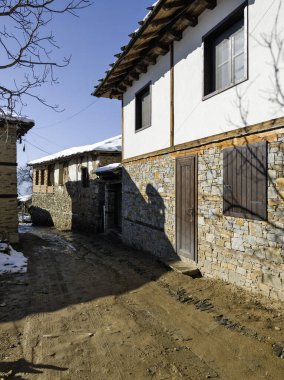 Bulgaristan 'ın Blagoevgrad bölgesindeki Otantik 19. yüzyıl evleriyle Leshten Köyü' nün kış manzarası