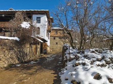 Bulgaristan 'ın Blagoevgrad bölgesindeki Otantik 19. yüzyıl evleriyle Leshten Köyü' nün kış manzarası