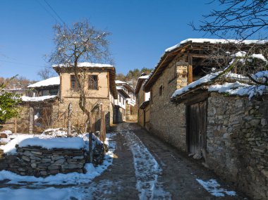 Bulgaristan 'ın Blagoevgrad bölgesindeki Otantik 19. yüzyıl evleriyle Leshten Köyü' nün kış manzarası