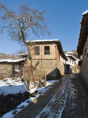 Bulgaristan 'ın Blagoevgrad bölgesindeki Otantik 19. yüzyıl evleriyle Leshten Köyü' nün kış manzarası