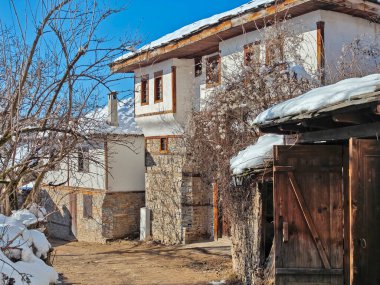 Bulgaristan 'ın Blagoevgrad bölgesindeki Otantik 19. yüzyıl evleriyle Leshten Köyü' nün kış manzarası
