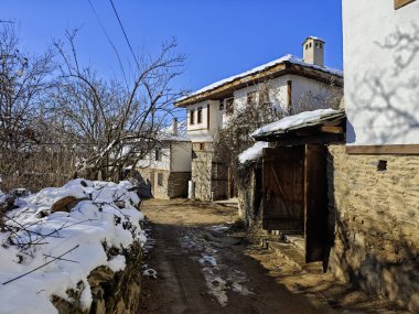Bulgaristan 'ın Blagoevgrad bölgesindeki Otantik 19. yüzyıl evleriyle Leshten Köyü' nün kış manzarası