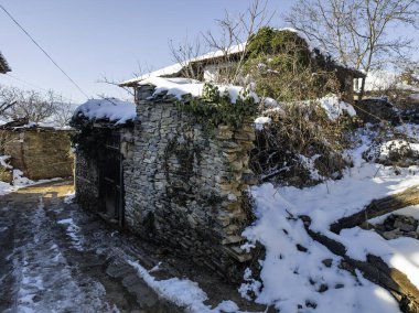 Bulgaristan 'ın Blagoevgrad bölgesindeki Otantik 19. yüzyıl evleriyle Leshten Köyü' nün kış manzarası