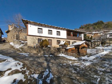 Bulgaristan 'ın Blagoevgrad bölgesindeki Otantik 19. yüzyıl evleriyle Leshten Köyü' nün kış manzarası