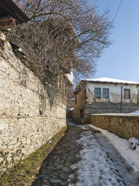 Bulgaristan 'ın Blagoevgrad bölgesindeki Otantik 19. yüzyıl evleriyle Leshten Köyü' nün kış manzarası