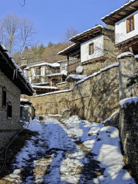 Bulgaristan 'ın Blagoevgrad bölgesindeki Otantik 19. yüzyıl evleriyle Leshten Köyü' nün kış manzarası