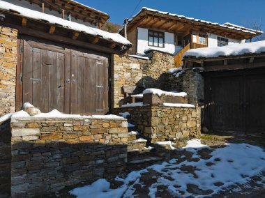 Bulgaristan 'ın Blagoevgrad bölgesindeki Otantik 19. yüzyıl evleriyle Leshten Köyü' nün kış manzarası