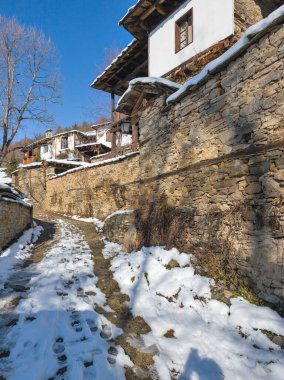 Bulgaristan 'ın Blagoevgrad bölgesindeki Otantik 19. yüzyıl evleriyle Leshten Köyü' nün kış manzarası