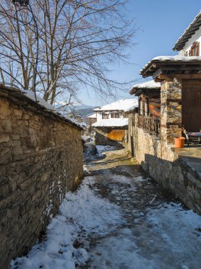 Bulgaristan 'ın Blagoevgrad bölgesindeki Otantik 19. yüzyıl evleriyle Leshten Köyü' nün kış manzarası