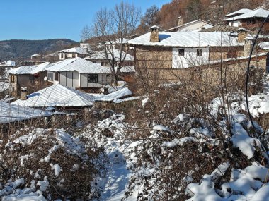 Bulgaristan 'ın Blagoevgrad bölgesindeki Otantik 19. yüzyıl evleriyle Leshten Köyü' nün kış manzarası