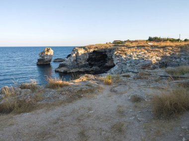 Bulgaristan 'ın Dobrich Bölgesi' ndeki Tyulenovo köyü yakınlarındaki Karadeniz kıyılarının gün batımı manzarası