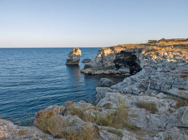 Bulgaristan 'ın Dobrich Bölgesi' ndeki Tyulenovo köyü yakınlarındaki Karadeniz kıyılarının gün batımı manzarası