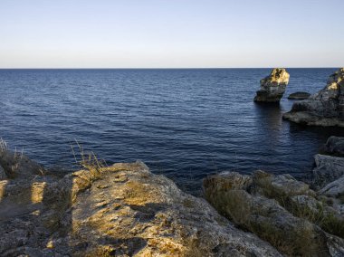 Bulgaristan 'ın Dobrich Bölgesi' ndeki Tyulenovo köyü yakınlarındaki Karadeniz kıyılarının gün batımı manzarası
