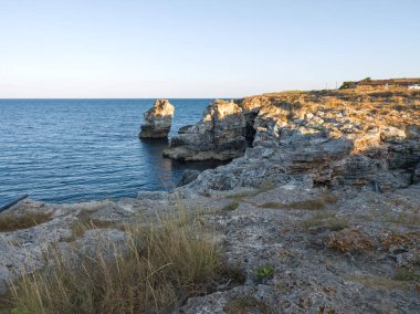Bulgaristan 'ın Dobrich Bölgesi' ndeki Tyulenovo köyü yakınlarındaki Karadeniz kıyılarının gün batımı manzarası