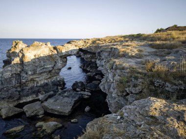 Bulgaristan 'ın Dobrich Bölgesi' ndeki Tyulenovo köyü yakınlarındaki Karadeniz kıyılarının gün batımı manzarası
