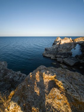 Bulgaristan 'ın Dobrich Bölgesi' ndeki Tyulenovo köyü yakınlarındaki Karadeniz kıyılarının gün batımı manzarası