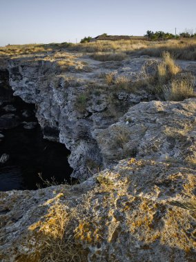 Bulgaristan 'ın Dobrich Bölgesi' ndeki Tyulenovo köyü yakınlarındaki Karadeniz kıyılarının gün batımı manzarası