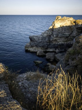 Bulgaristan 'ın Dobrich Bölgesi' ndeki Tyulenovo köyü yakınlarındaki Karadeniz kıyılarının gün batımı manzarası