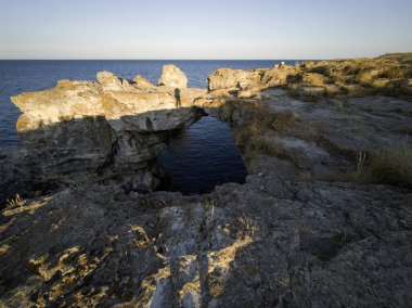 Bulgaristan 'ın Dobrich Bölgesi' ndeki Tyulenovo köyü yakınlarındaki Karadeniz kıyılarının gün batımı manzarası