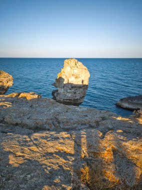 Bulgaristan 'ın Dobrich Bölgesi' ndeki Tyulenovo köyü yakınlarındaki Karadeniz kıyılarının gün batımı manzarası