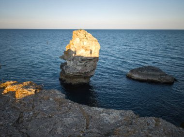 Bulgaristan 'ın Dobrich Bölgesi' ndeki Tyulenovo köyü yakınlarındaki Karadeniz kıyılarının gün batımı manzarası