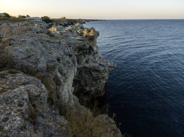 Bulgaristan 'ın Dobrich Bölgesi' ndeki Tyulenovo köyü yakınlarındaki Karadeniz kıyılarının gün batımı manzarası