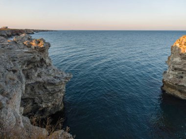 Bulgaristan 'ın Dobrich Bölgesi' ndeki Tyulenovo köyü yakınlarındaki Karadeniz kıyılarının gün batımı manzarası