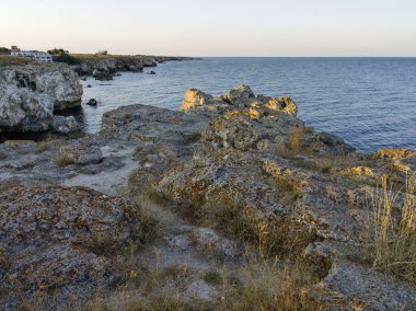 Bulgaristan 'ın Dobrich Bölgesi' ndeki Tyulenovo köyü yakınlarındaki Karadeniz kıyılarının gün batımı manzarası