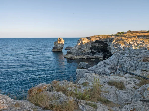 Bulgaristan 'ın Dobrich Bölgesi' ndeki Tyulenovo köyü yakınlarındaki Karadeniz kıyılarının gün batımı manzarası
