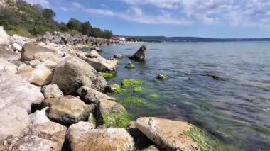 Bulgaristan 'ın Dobrich Bölgesi' ndeki Kranevo köyü yakınlarındaki Karadeniz kıyılarının gün batımı manzarası