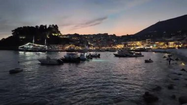 PARGA, GREECE - 5 Ağustos 2024: Parga, Epirus, Yunanistan 'ın İnanılmaz Yaz Günbatımı manzarası