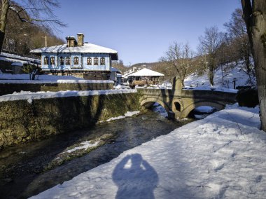 ETAR, GABROVO, BULGARIA - 2 Ocak 2025: Bulgaristan 'ın Gabrovo kenti yakınlarındaki Etara Etnoğrafya Köyü' nün kış manzarası