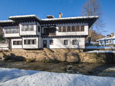 ETAR, GABROVO, BULGARIA - 2 Ocak 2025: Bulgaristan 'ın Gabrovo kenti yakınlarındaki Etara Etnoğrafya Köyü' nün kış manzarası