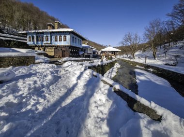 ETAR, GABROVO, BULGARIA - 2 Ocak 2025: Bulgaristan 'ın Gabrovo kenti yakınlarındaki Etara Etnoğrafya Köyü' nün kış manzarası