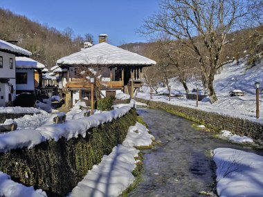 ETAR, GABROVO, BULGARIA - 2 Ocak 2025: Bulgaristan 'ın Gabrovo kenti yakınlarındaki Etara Etnoğrafya Köyü' nün kış manzarası