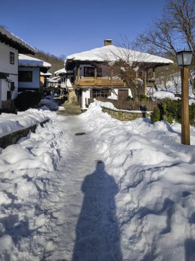 ETAR, GABROVO, BULGARIA - 2 Ocak 2025: Bulgaristan 'ın Gabrovo kenti yakınlarındaki Etara Etnoğrafya Köyü' nün kış manzarası