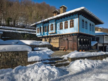 ETAR, GABROVO, BULGARIA - 2 Ocak 2025: Bulgaristan 'ın Gabrovo kenti yakınlarındaki Etara Etnoğrafya Köyü' nün kış manzarası