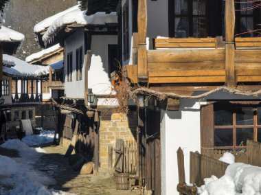 ETAR, GABROVO, BULGARIA - 2 Ocak 2025: Bulgaristan 'ın Gabrovo kenti yakınlarındaki Etara Etnoğrafya Köyü' nün kış manzarası