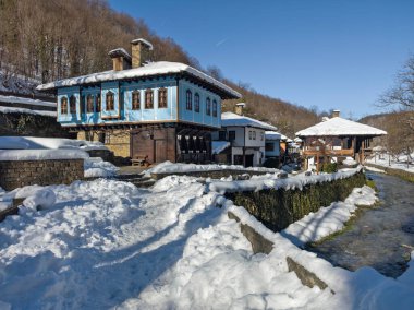ETAR, GABROVO, BULGARIA - 2 Ocak 2025: Bulgaristan 'ın Gabrovo kenti yakınlarındaki Etara Etnoğrafya Köyü' nün kış manzarası