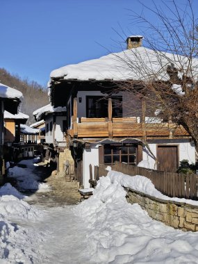 ETAR, GABROVO, BULGARIA - 2 Ocak 2025: Bulgaristan 'ın Gabrovo kenti yakınlarındaki Etara Etnoğrafya Köyü' nün kış manzarası