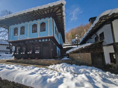 ETAR, GABROVO, BULGARIA - 2 Ocak 2025: Bulgaristan 'ın Gabrovo kenti yakınlarındaki Etara Etnoğrafya Köyü' nün kış manzarası